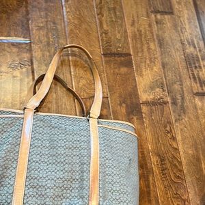 Coach tote bag and good used condition to zippers pockets inside VINTAGE